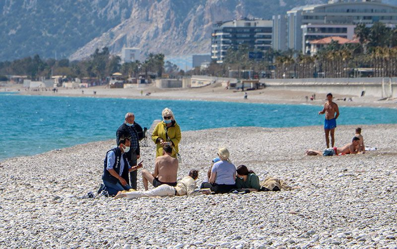 Antalya sahillerinde dikkat çeken görüntü! Polis tek tek pasaportlarına baktı