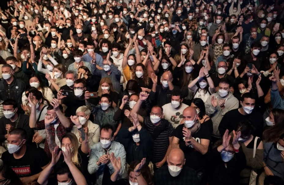 İspanya'da sosyal mesafesiz ilk konser! Tam 5 bin kişi katıldı