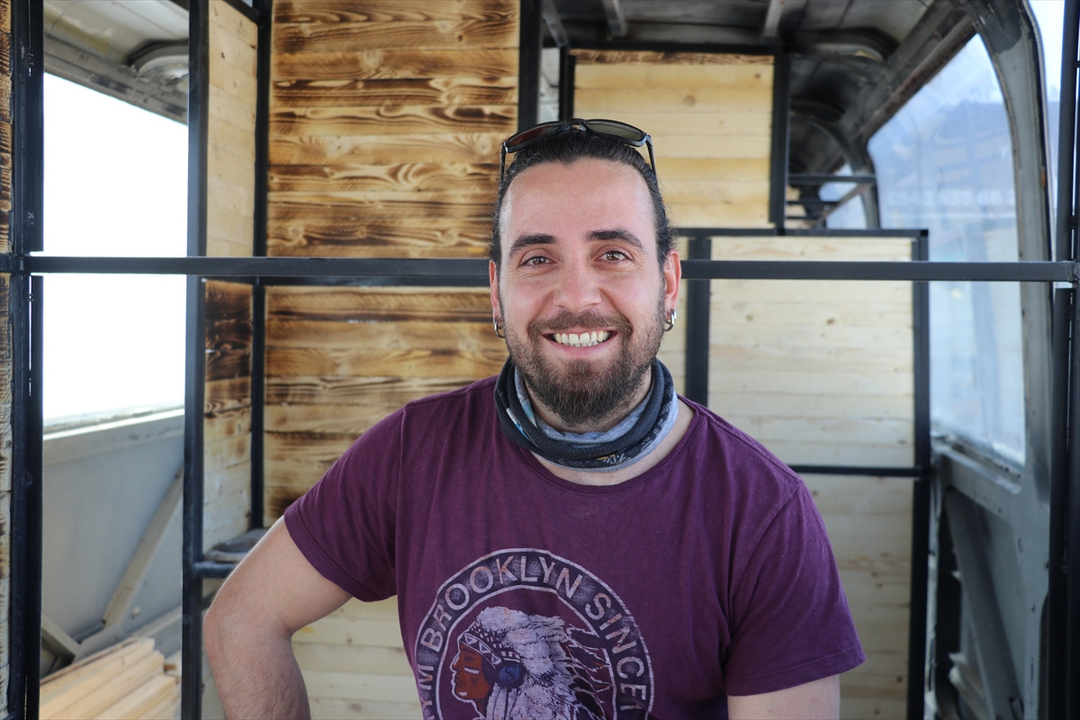 Uçan motosiklet yaptı! Yamaç paraşütüne bağladığı motosikletle