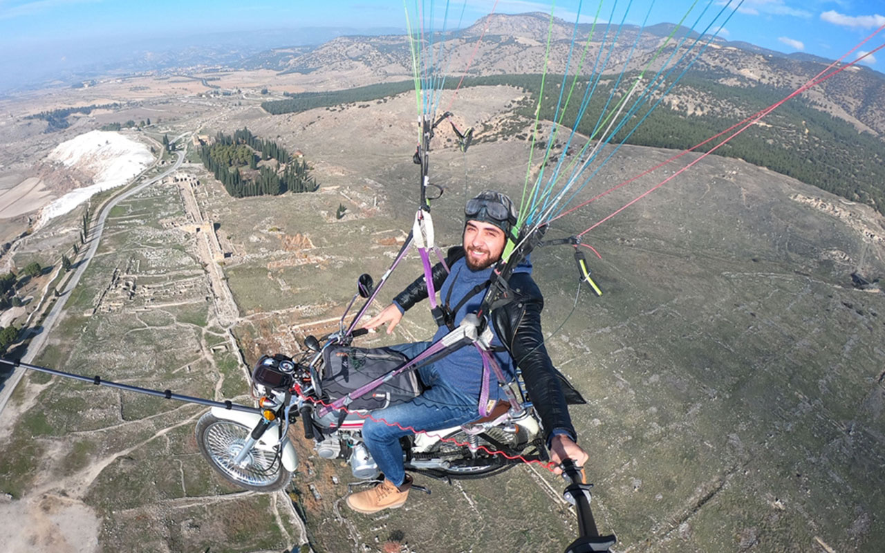 Uçan motosiklet yaptı! Yamaç paraşütüne bağladığı motosikletle Pamukkale semalarında uçtu