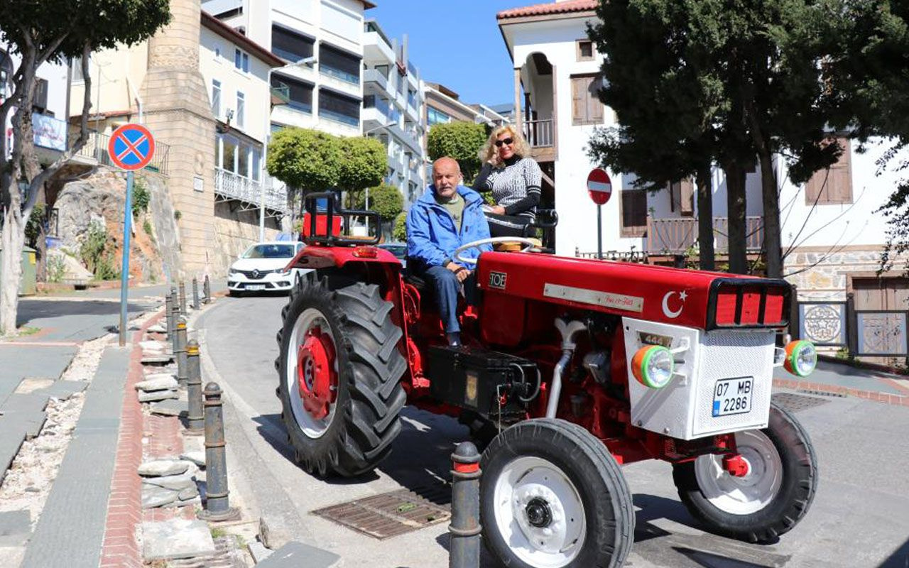 Antalya'da Alman çiftin ilginç hayali: 1976 model traktör aldı paraya kıyıp yeniledi