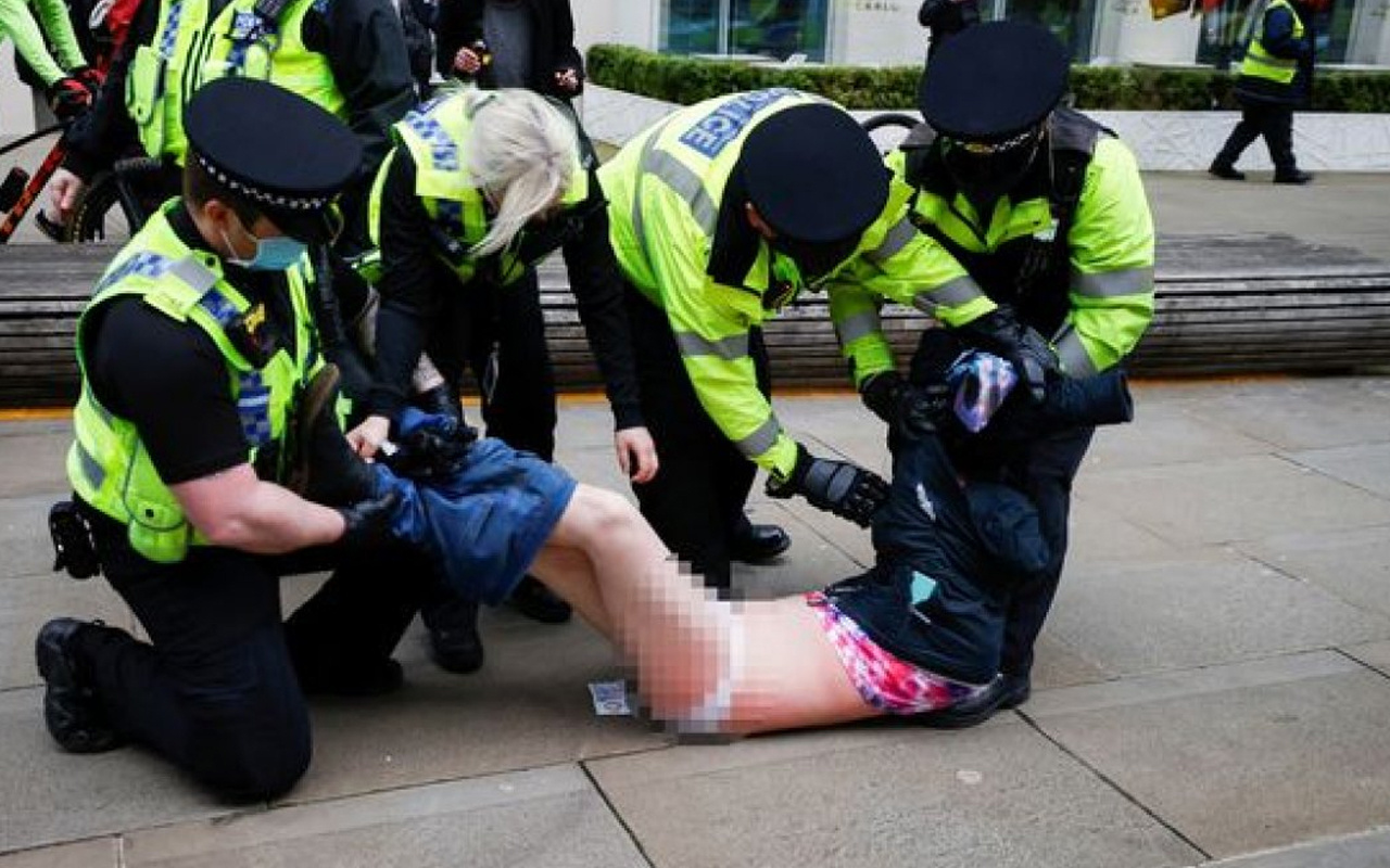 İngiltere'de polisin gözaltısı konuşuluyor: Yarı çıplak şekilde götürdüler