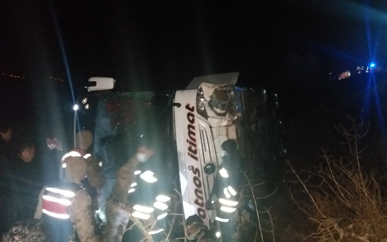 Sivas'ta yolcu otobüsü devrildi 39 yaralı
