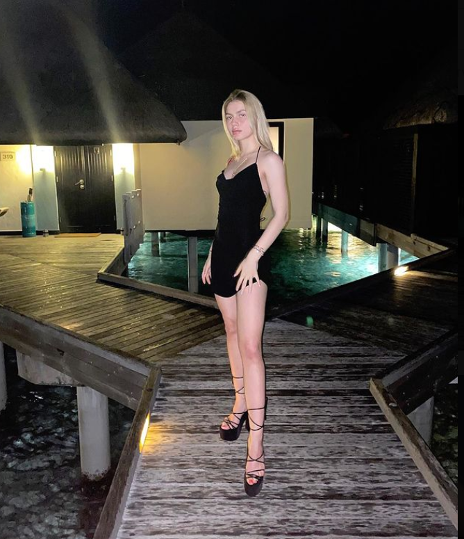 Aleyna Tilki Maldivlerden paylaştı siyah mini elbisesiyle mest etti!