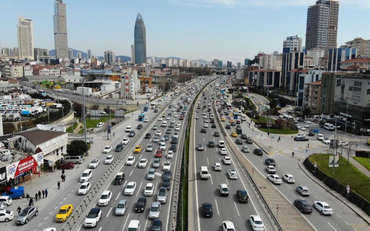 Yola çıkacaklar dikkat! İstanbul’da hafta sonu kısıtlaması öncesi trafik yüzde 70'e ulaştı