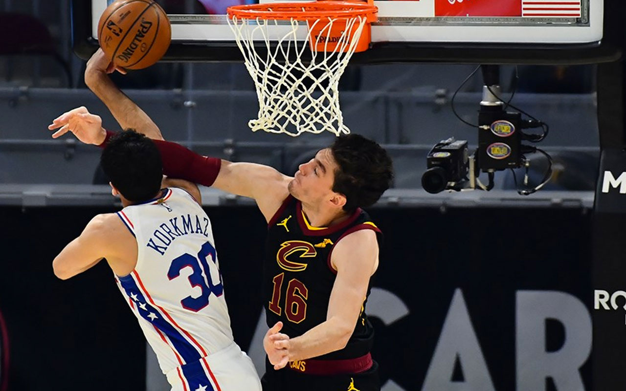 Türk derbisinde Cedi Osman'dan Furkan Korkmaz'a blok