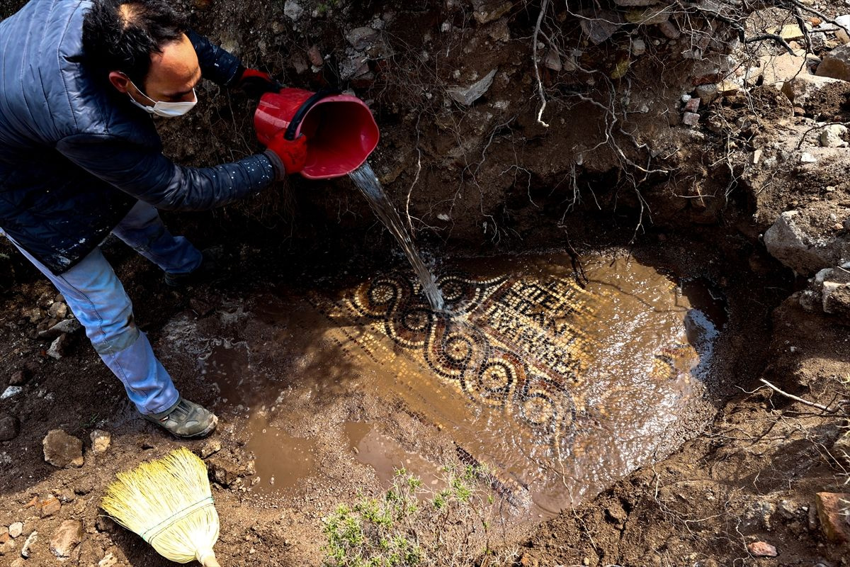 İzmir'de 1500 yıllık mozaik bulundu! Defineciler gizlice çıkarıyordu üzerinde yazana bakın