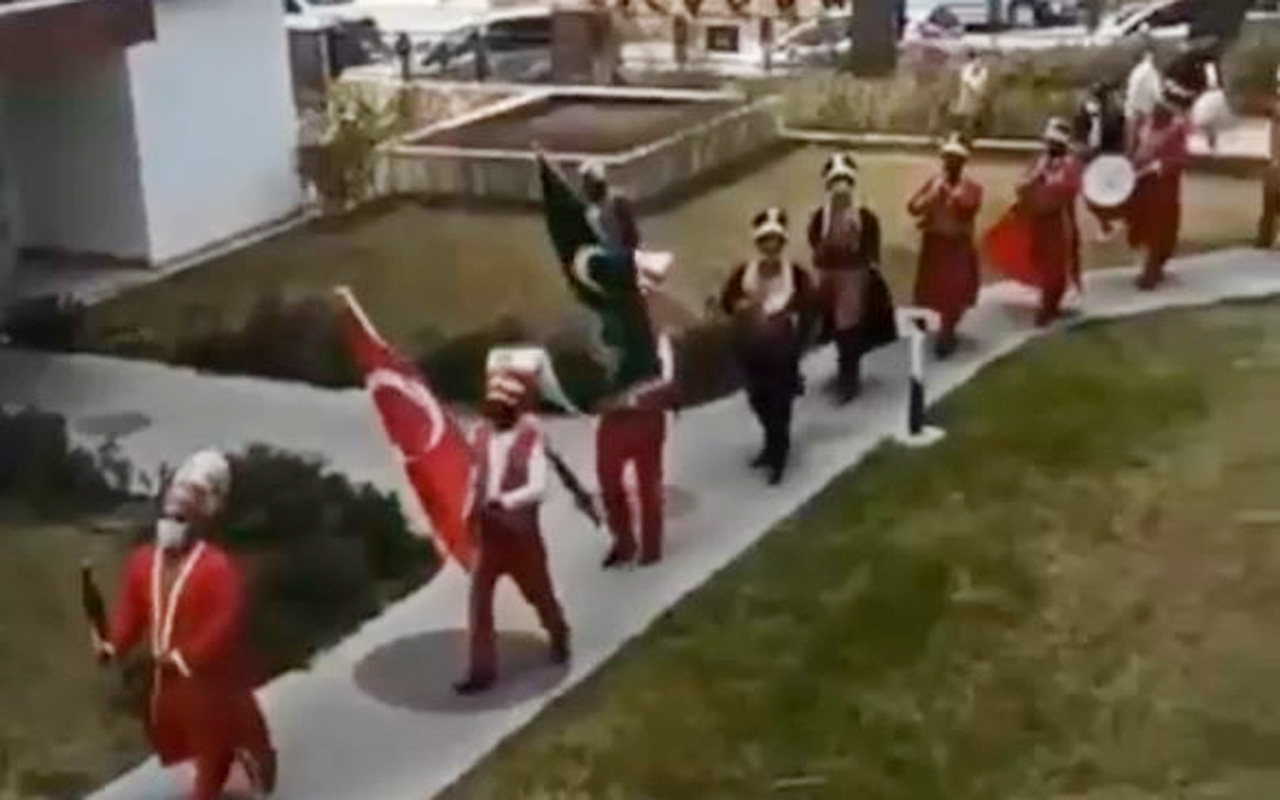 Antalya’da kısıtlama saatinde mehter marşı eşliğinde kız isteme merasimi yapıldı