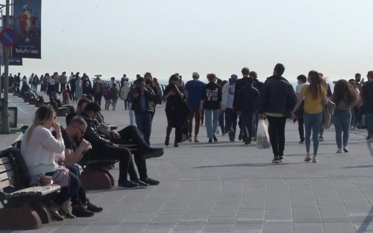 Kısıtlama gününde Kız Kulesi Sahili’ndeki yoğunluk dikkat çekti