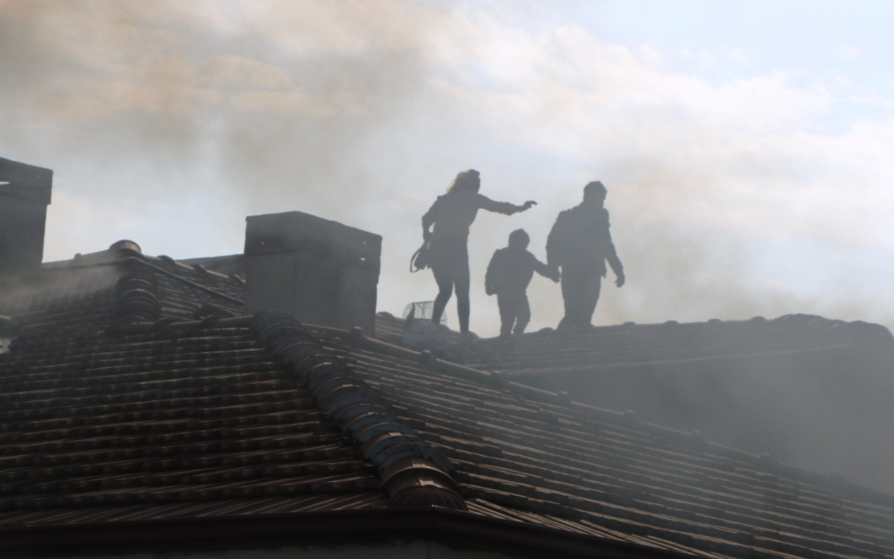 Sakarya'da psikolojik sorunları olan kişinin çıkardığı yangında mahsur kalan aile çatıya çıktı