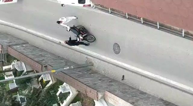 Bursa belalısı kadın! Bu sefer de köpeğimi çaldı diye motosiklet sürücüsünü dövdü