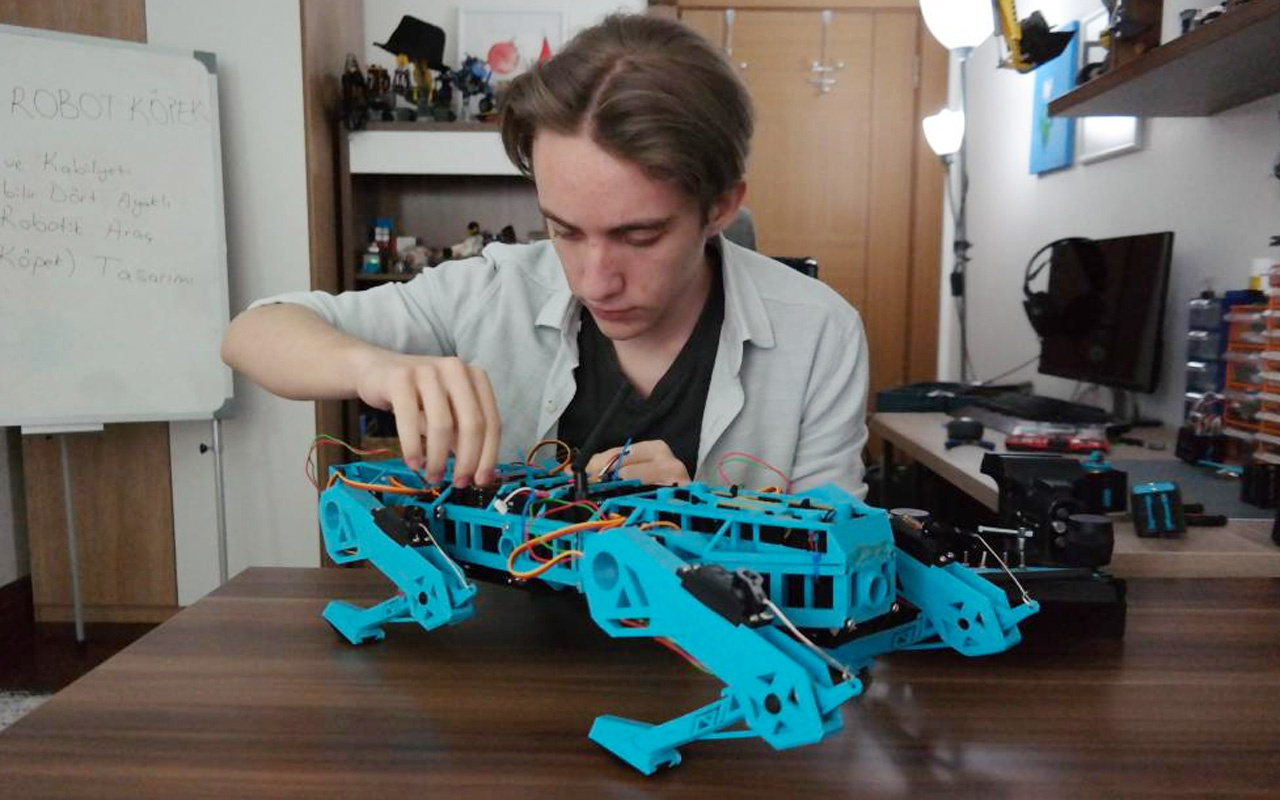 Lise öğrencisi geliştirdiği robot köpek ile TÜBİTAK yarışmasında Türkiye finalisti oldu