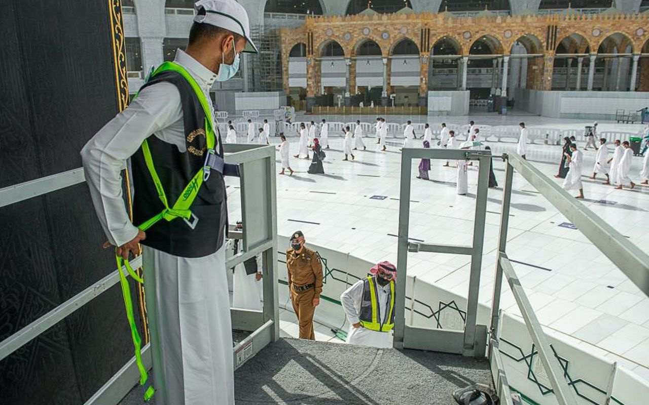 Kabe örtüsünün mevsimlik bakım çalışmaları Ramazan ayı öncesinde başladı