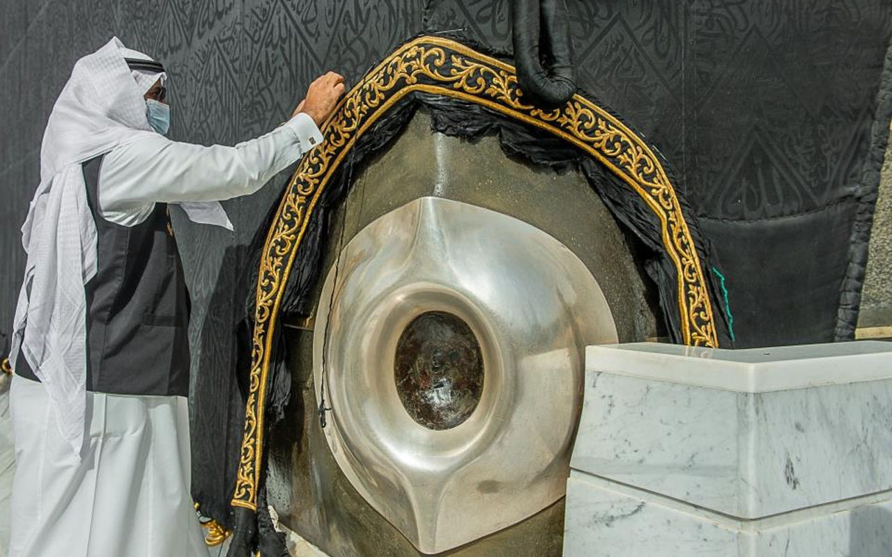 Kabe örtüsünün mevsimlik bakım çalışmaları Ramazan ayı öncesinde başladı