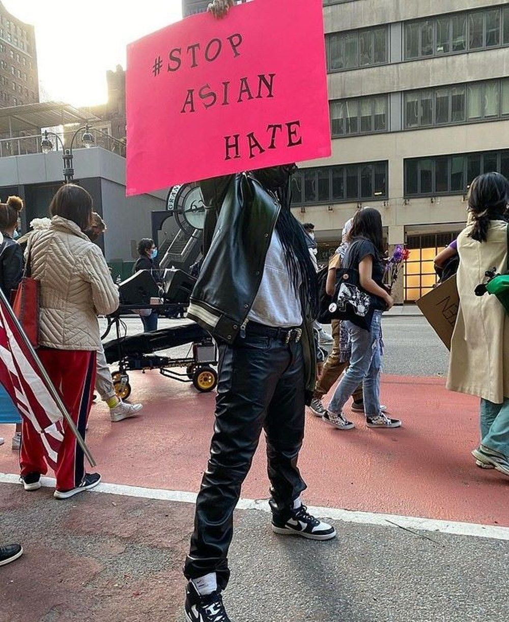Rihanna Amerika'da Asyalı nefretine karşı düzenlenen protestoya bakın nasıl katıldı