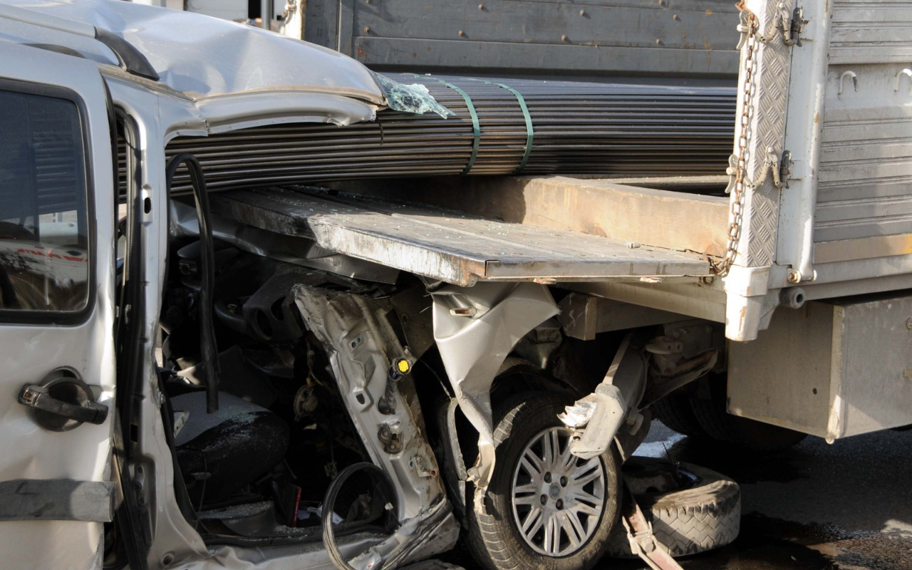 Kayseri'de demir yüklü kamyonete çarpan hafif ticari araçtaki 2 kişi öldü