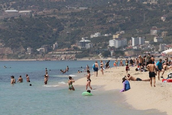 Vakalar patladı salgını umursamadılar! Antalya'da tatilciler soluğu plajlarda aldı