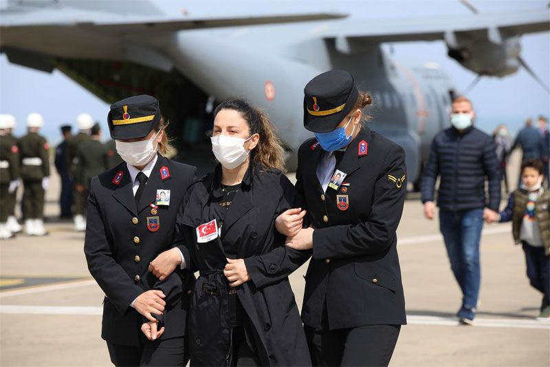 Pilot Yüzbaşı Burak Gençcelep'in cenazesinde yürek dağlayan görüntü