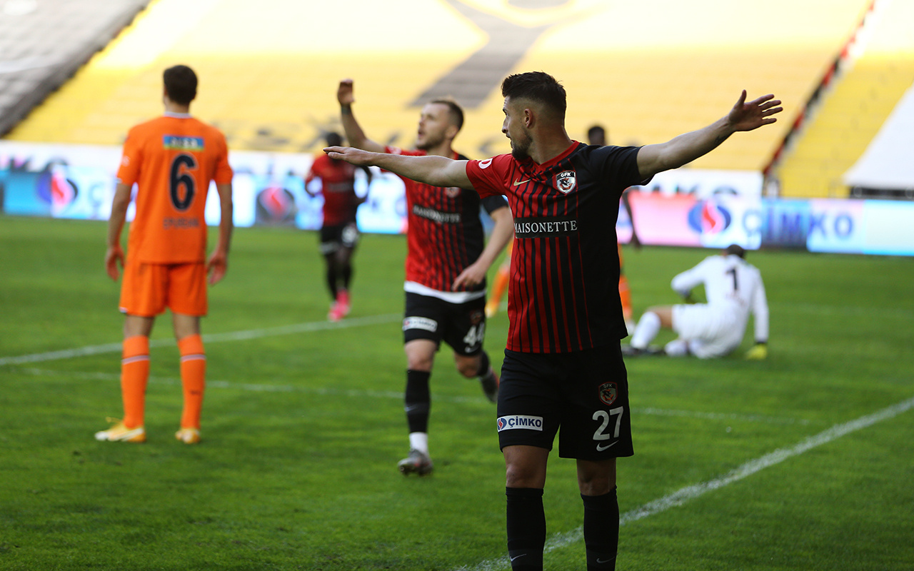 Gaziantep FK konuk ettiği Başakşehir'i iki golle geçti