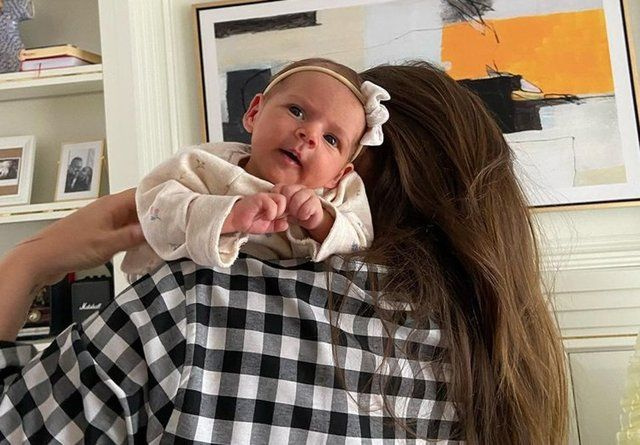 1 ay önce anne olan Merve Özbey kızının yüzünü ilk kez gösterdi!