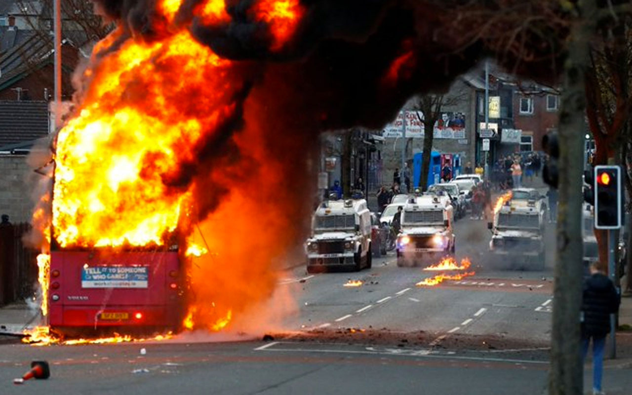 Kuzey İrlanda'da birlik yanlıların gösterilerinde otobüs ateşe verildi