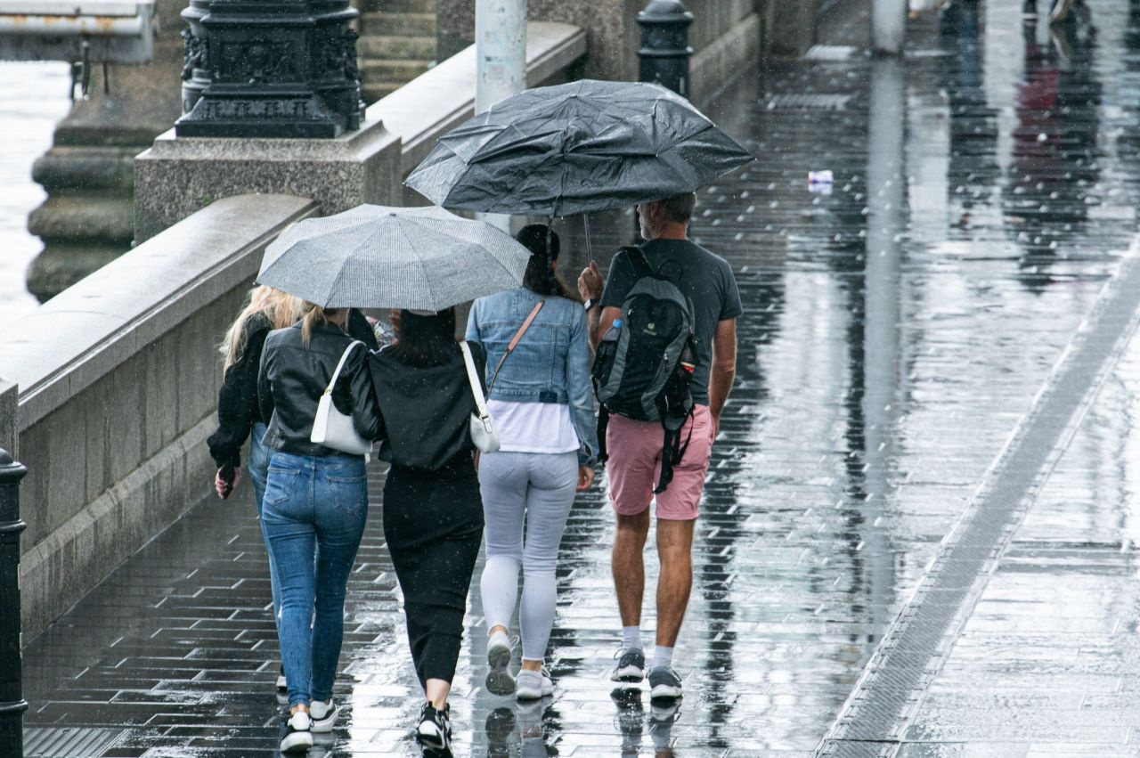 İstanbul'da sağanak yağmur! Kar Balkanlar'dan giriş yaptı soğuk hava ne kadar sürecek?