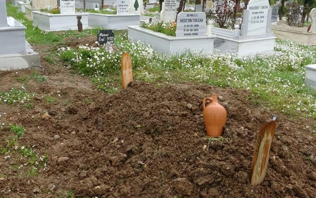 Çanakkale'de defnettikleri babalarını hastanede görünce şok geçirdiler Çanakkale'de defnettikleri babalarını hastanede görünce şok geçirdiler
