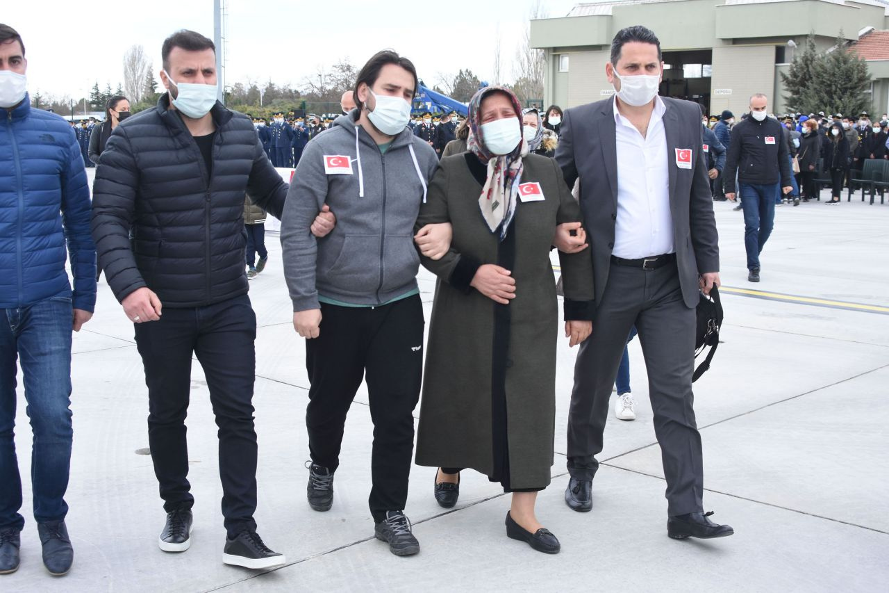Şehit Türk Yıldızı Yüzbaşı Pilot Burak Genççelep Trabzon'da son yolculuğuna uğurlandı