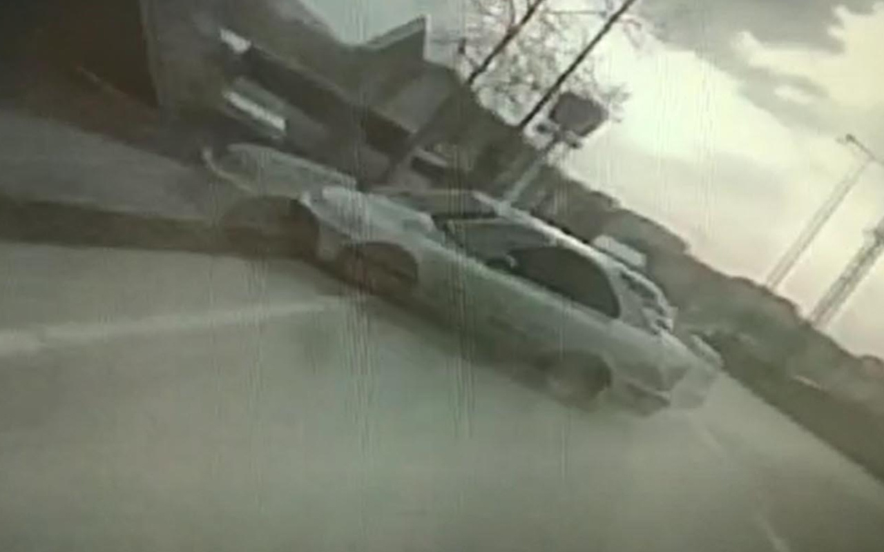 Kocaeli'de otomobilin kaldırıma çarptıktan sonra takla attığı kaza kamerada
