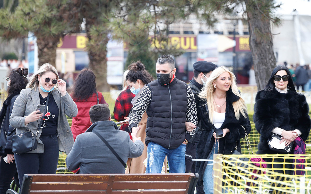 İstanbul turistlere kaldı! Onlar da ne önlemlere uydu ne de maske taktı
