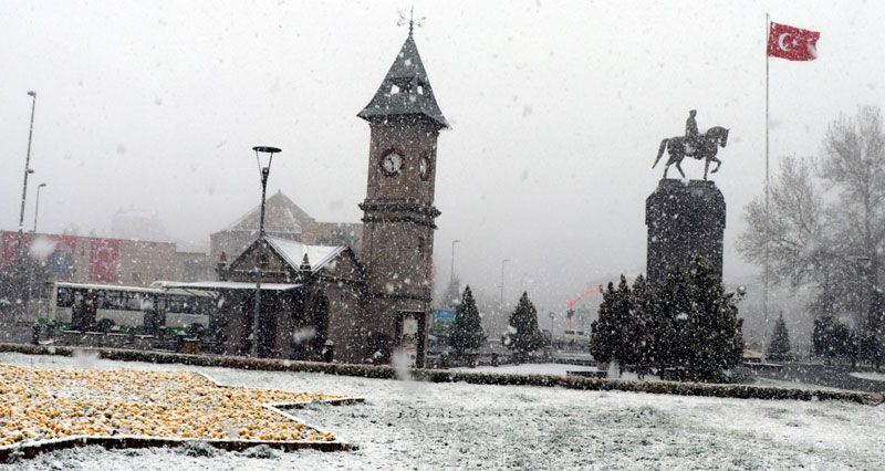 Kayseri'de nisan karı kar kalınlığı 10 santimetreye yaklaştı
