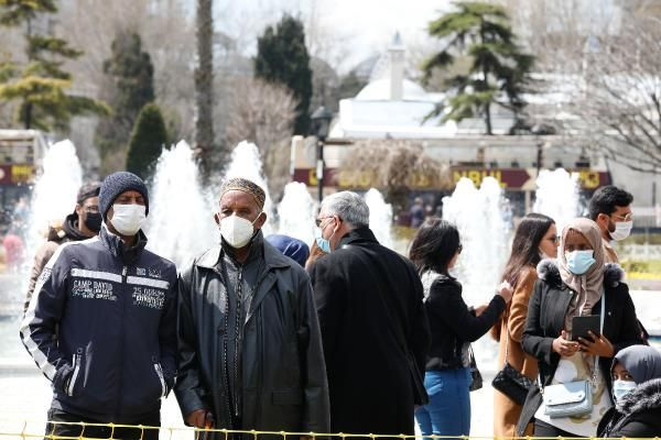 İstanbul turistlere kaldı! Onlar da ne önlemlere uydu ne de maske taktı