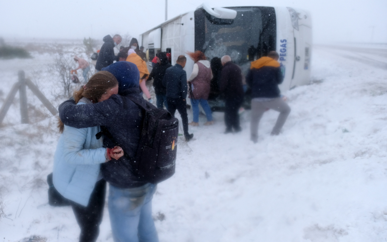 Konya'da 2 tur otobüsü devrildi; 1 Rus turist öldü, 29 kişi yaralı