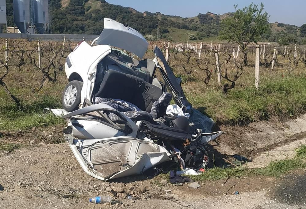 Manisa'da otomobil üzüm bağına uçtu: 3 kişi öldü