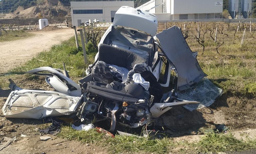 Manisa'da otomobil üzüm bağına uçtu: 3 kişi öldü