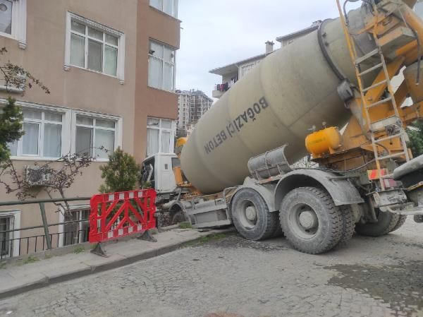 İstanbul'da korku dakikaları! Beşiktaş'ta beton mikseri 6 katlı binaya saplandı