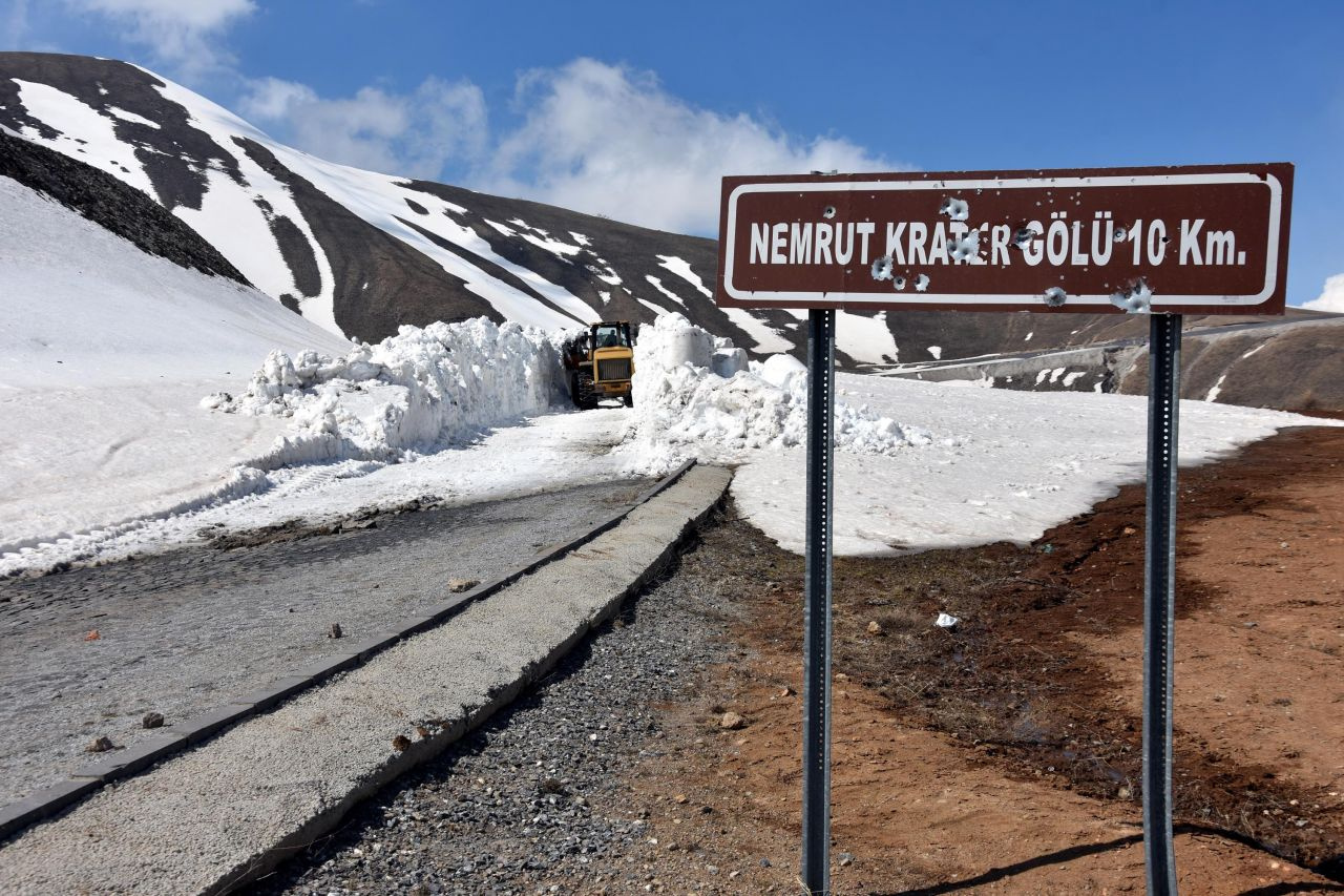 Nemrut Dağı'nda kar kalınlığı 10 metreyi aştı ekiplerin zorlu mücadelesi
