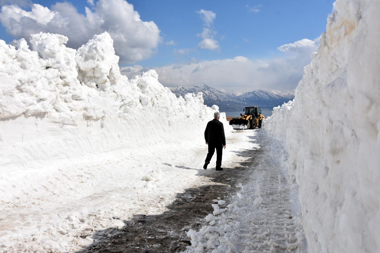 Nemrut Dağı'nda kar kalınlığı 10 metreyi aştı ekiplerin zorlu mücadelesi