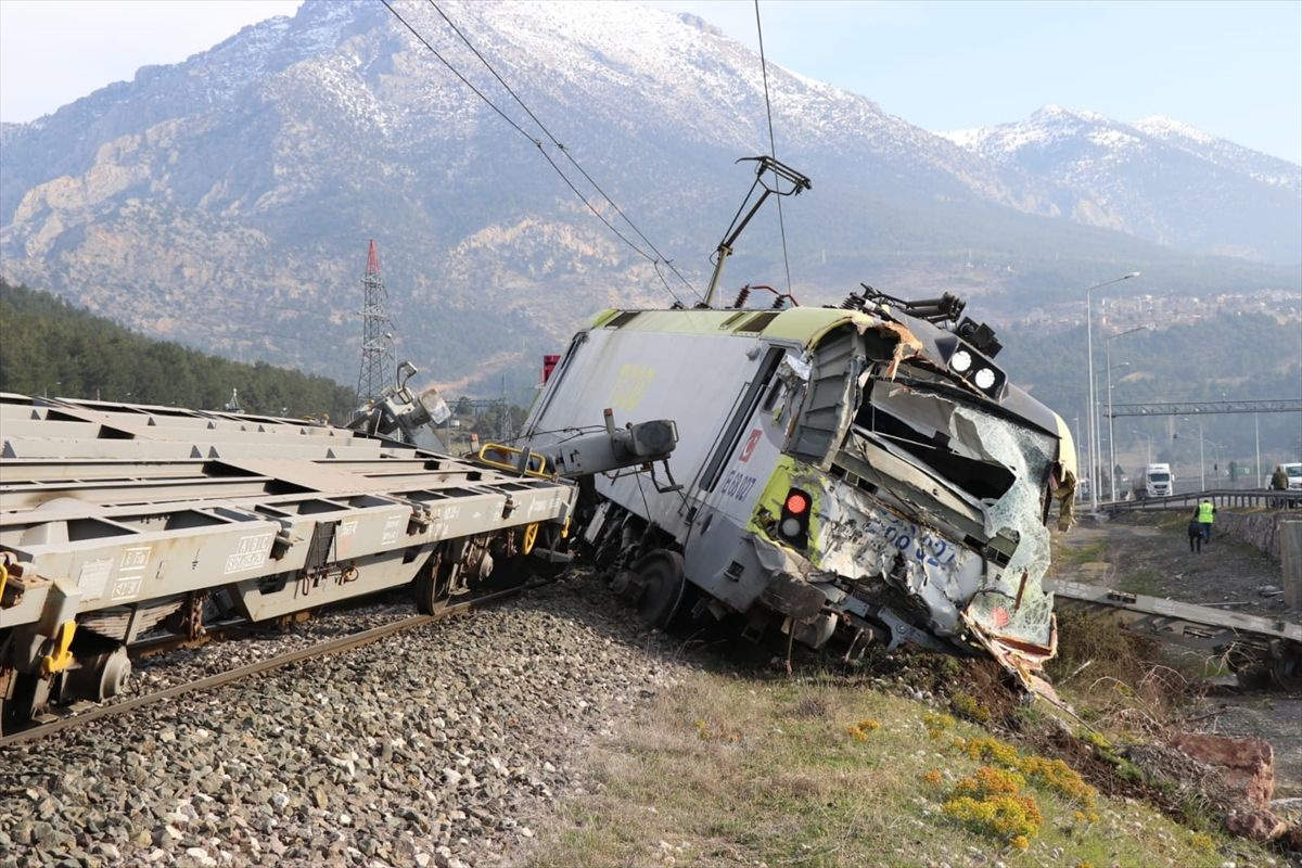 Adana'da aynı istikamete giden iki yük treni çarpıştı! 8 vagon devrildi 2 makinist yaralı