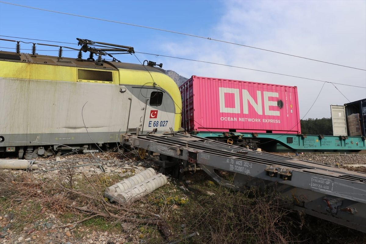 Adana'da aynı istikamete giden iki yük treni çarpıştı! 8 vagon devrildi 2 makinist yaralı