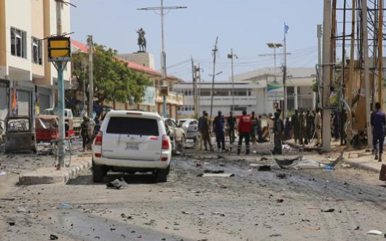 Somali'de yola tuzaklanan patlayıcı infilak etti: 17 ölü 2 yaralı