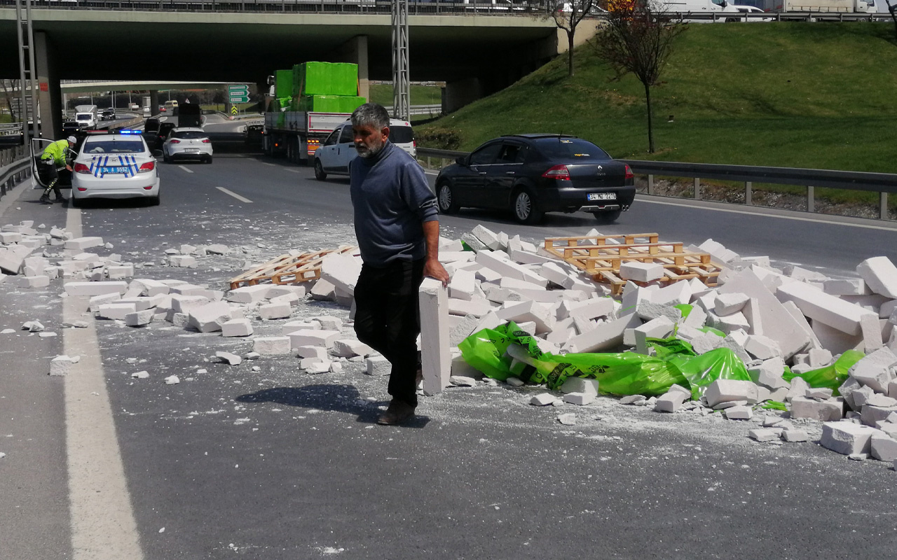 TIR viraja hızlı girince tuğlalar yola savruldu! İstanbul'da trafik kilitlendi
