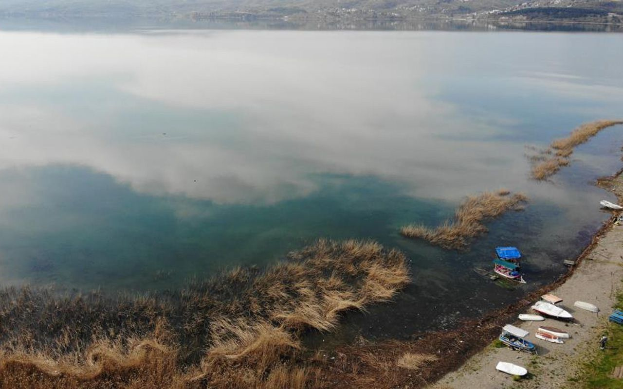 Karaya oturan kayıklar sular altında! Sapanca Gölü'nde son durum: Su seviyesi yükseldi