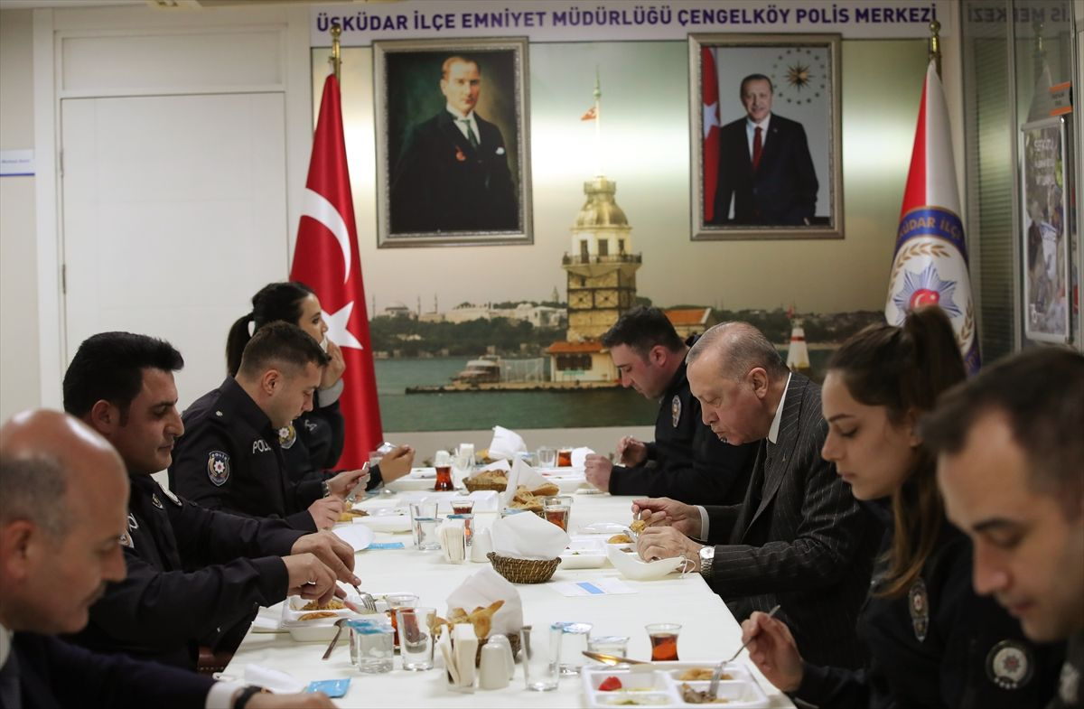 Cumhurbaşkanı Erdoğan iftarını Çengelköy Polis Merkezi'nde yaptı