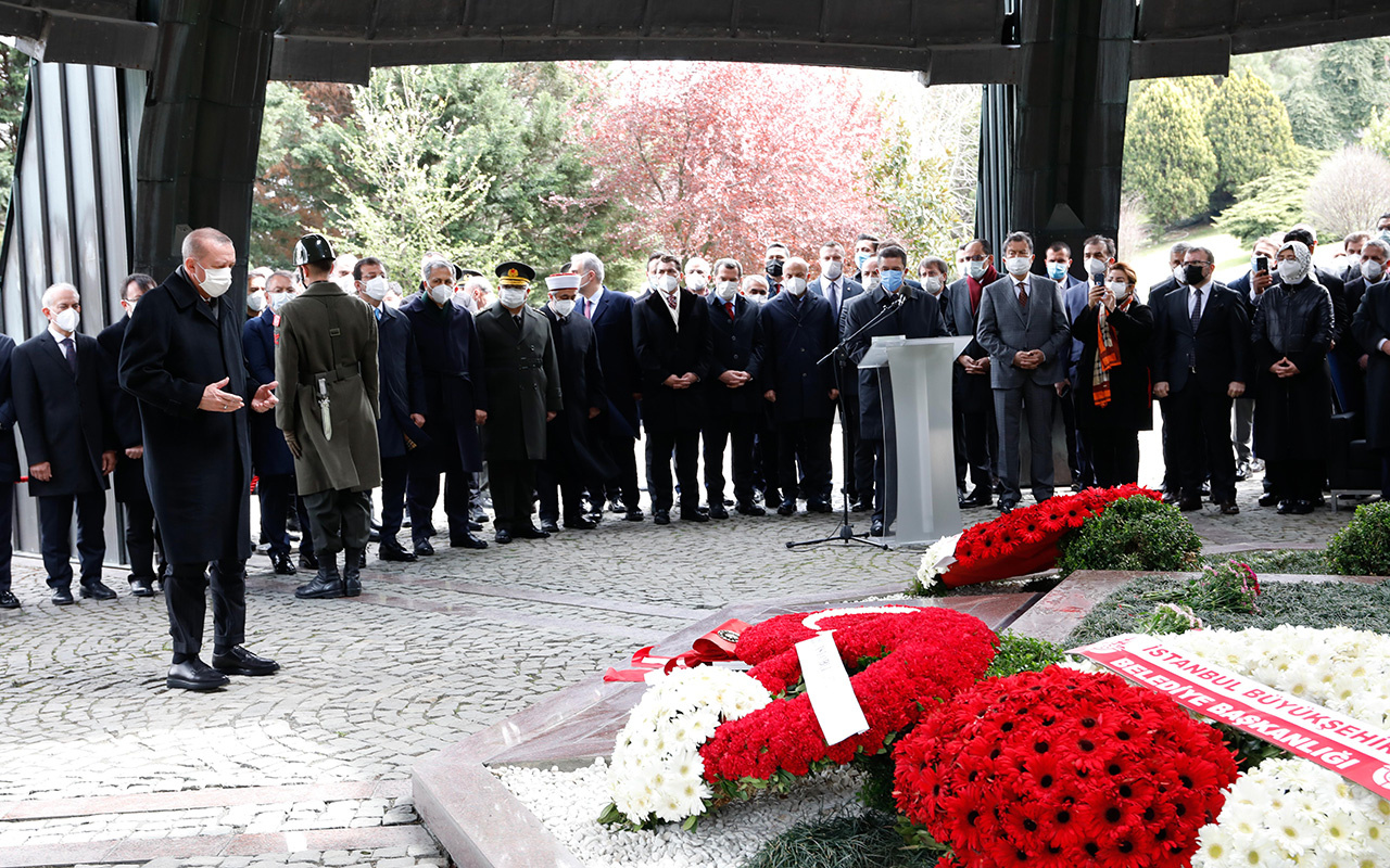 Turgut Özal mezarı başında anıldı! Cumhurbaşkanı Erdoğan, Özal için Kur'an-ı Kerim okudu