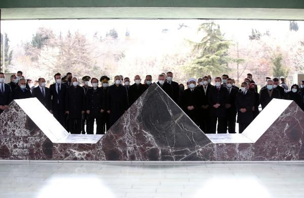 Turgut Özal mezarı başında anıldı! Cumhurbaşkanı Erdoğan, Özal için Kur'an-ı Kerim okudu