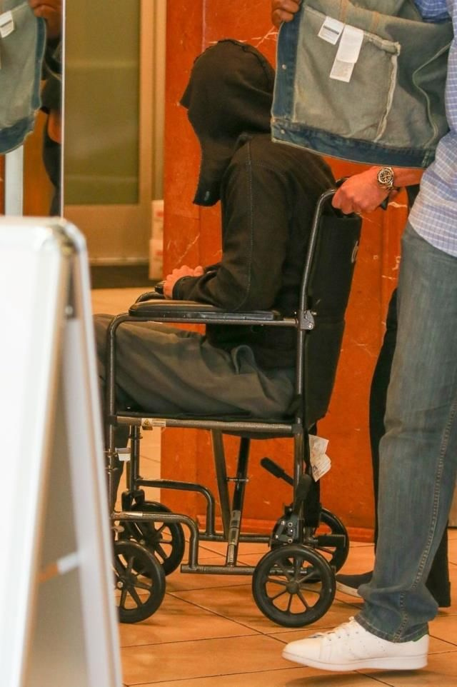 Tekerlekli sandalyedeki Brad Pitt sevenlerini korkuttu yorgun halsiz...