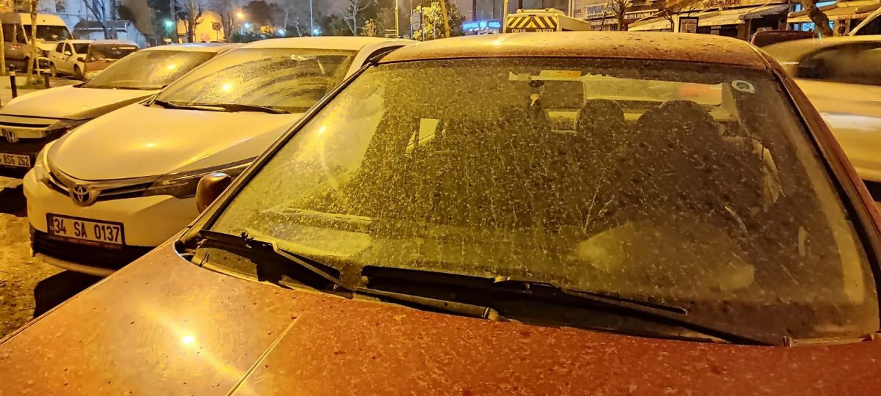 Günlerdir uyarı yapılıyordu İstanbul’a çamur yağdı! Vatandaş soluğu oto yıkamacıda aldı