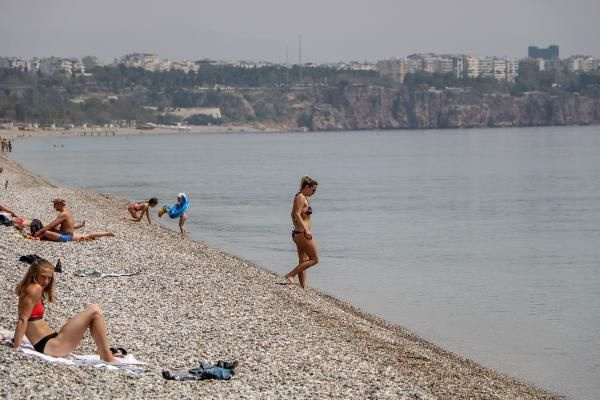 Covid-19'a aldırış etmediler! Antalya'da turistler plajlara akın etti