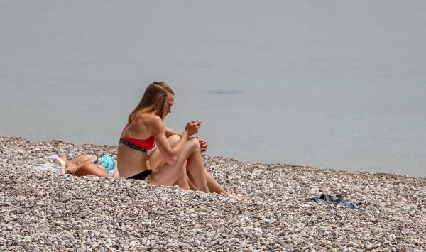 Covid-19'a aldırış etmediler! Antalya'da turistler plajlara akın etti